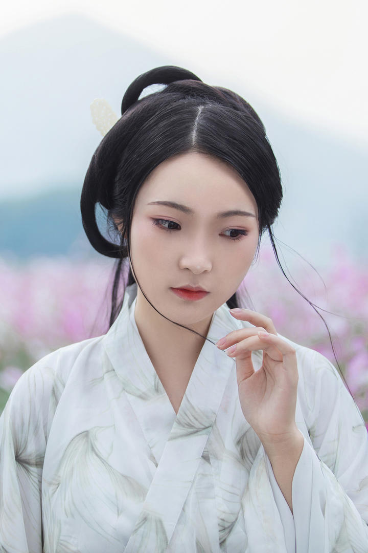 假期结束剩奶奶独自在沙发打盹